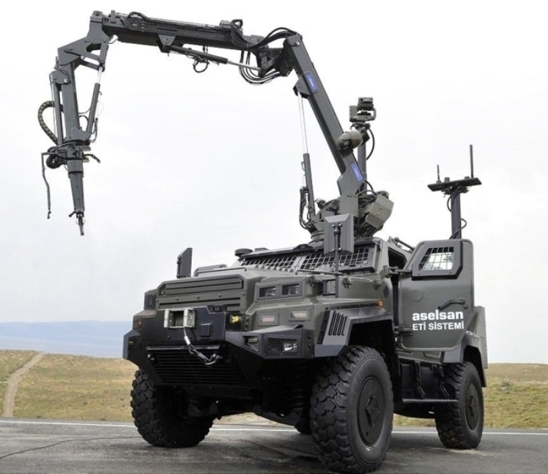                                                                 At�labilir ve bir personel taraf�ndan s�k�l�p tak�labilir, gerekti�inde uzat�labilir/ayarlanabilir �ubuk yard�m�yla g�zetleme ve dinleme yapabilir �zellikteki ara�lar, uzaktan kumandayla kontrol edilebilecek ve g�rev s�resi 2 saati bulacak. <br><br> Kategoride yer alan ikinci seviye ara�lar ise toprak yol, oyuk, ma�ara, menfez, meskun mahal/kapal� alan, �ok katl� bina i�i operasyon �ncesi ke�if, g�zetleme, tuzak tespiti ve emniyet operasyonlar� icra edebilecek. <br><br> At�labilen ve merdiven ��kabilen, a��rl��� 3 kilogramla s�n�rl� olacak bu ara�lar, y�ksek otonom seviyede, yar� otonom ya da uzaktan kumandal� olabilecek. 17 santime kadar dik engelleri a�abilecek ara�lar, 2 saate kadar g�rev yapabilecek.                                                        