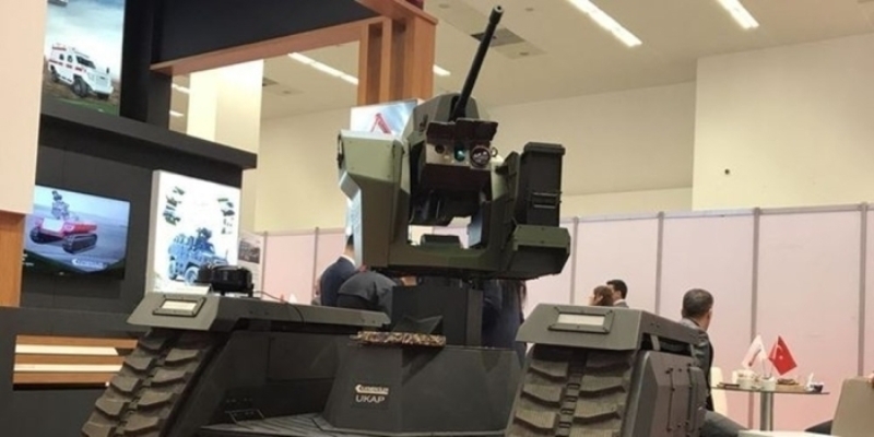                                                                 S�z konusu ara�lar her t�rl� hava, arazi ve g�r�� �artlar�nda uzaktan kumandal�/yar� otonom g�rev yapabilecek, istendi�inde insan taraf�ndan normal bir platform gibi kullan�labilecek, �zerindeki kameralardan gelen g�r�nt�ler uzaktan kontrol birimine g�nderilebilecek, platformun g�rev kritik alt sistemleri (far, fren, gaz, vites, direksiyon ve benzeri), �zerindeki silah, �evre izleme ve kar��t�r�c� sistem gibi faydal� y�kler uzaktan kontrol edilebilecek.                                                        