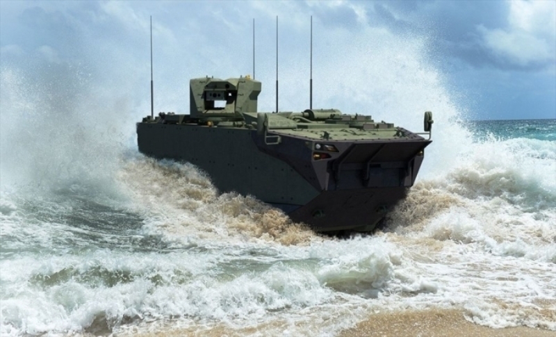                                                                 ZAHA �LK �IKARMASINI YAPACAK<br><br> Savunma Sanayii Ba�kanl��� ile z�rhl� kara arac� �reticisi FNSS aras�nda imzalanan s�zle�me do�rultusunda Deniz Kuvvetleri Komutanl���n�n amfibi z�rhl� ara� ihtiyac�n� kar��lamak amac�yla geli�tirilen Z�rhl� Amfibi H�cum Ara�lar� (ZAHA), ilk kez 14. Uluslararas� Savunma Sanayii Fuar�'nda (IDEF'19) sergilenecek. Fuarda, ZAHA'n�n �n prototipi ilk kez g�r�c�ye ��kacak.                                                        