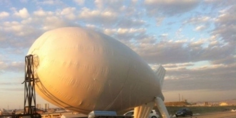                                                                 Milli imkanlarla �retilen insans�z balon sistemi 'Doruk', kamera sistemiyle geni� alanda g�zetleme yetene�ine sahip.  Yerden 300 ve 1000 metre irtifaya kadar ��kabilen ve kesintisiz 1 hafta havada kalabilen balon, s�n�r g�venli�inin yan� s�ra, afet ve acil durumlarda haberle�me, orman yang�nlar�n� g�zetlenme ve limanlar�n izlenmesi gibi alanlarda da kullanabilecek.                                                         