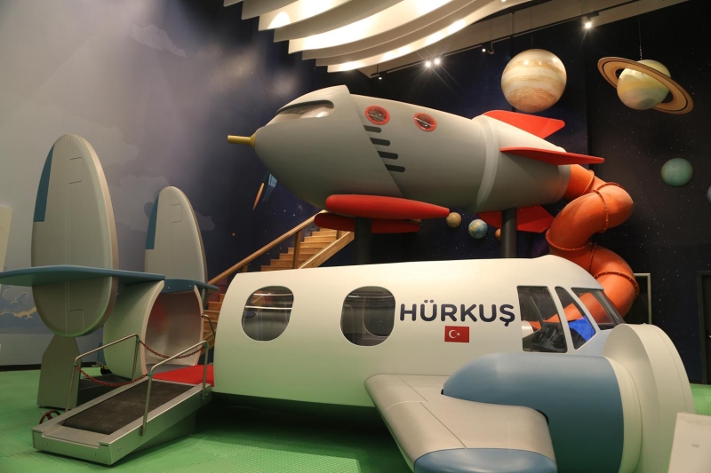 Cumhurbakan Recep Tayyip Erdoan'n liderliinde Trkiye'nin kendi teknolojisiyle rettii milli uydusunu yrngeye yerletirme projesinin olduuna dikkati eken Burkay, 'Yrngeye oturtacamz ilk uydumuzun yan sra mutlaka milli astronota da ihtiyacmz var. Bizler de bu astronotun da Bursa'dan kmasn arzuluyoruz.' dedi.