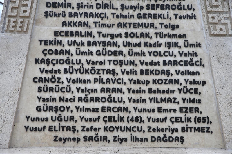 Ant, ana binaya saygl ve uyumlu ekilde yapld, antn genelinde bej traverten kullanld. zerindeki yazlar ve 15 Temmuz simgesi ise koyu renk mermer, granitten yapld.