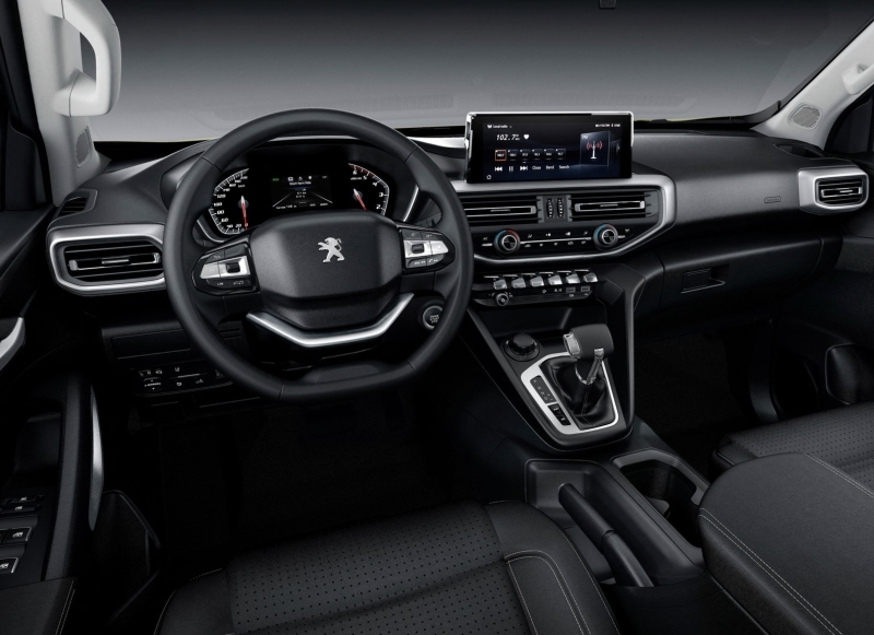 Markann SUV'lerinde kulland yeni nesil konfor ekipmanlarna sahip olan Peugeot Landtrek’te gelimi balantlar (USB / Bluetooth soketleri), otomatik ift blgeli klima, 10 inlik Apple CarPlay ™ / Android Auto ™ ile uyumlu dokunmatik ekran bulunuyor.  