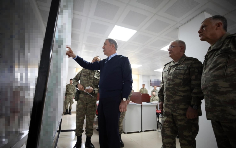 Milli Savunma Bakan Akar Hatay'da, dlib’deki faaliyetlerin idare edildii Taktik Komuta Yeri’nde inceleme yapt, blgedeki son duruma ilikin bilgi ald. 
