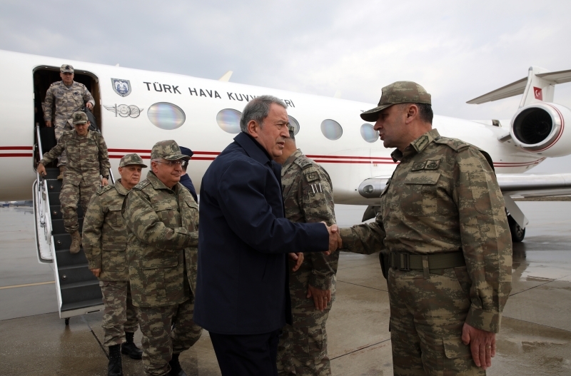 Hatay Havaliman'nda 2. Ordu Komutan Korgeneral Sinan Yayla ve dier yetkililer tarafndan karlanan Akar ve komutanlar, Suriye snr hattndaki birliklerde incelemelerde bulunuyor.  