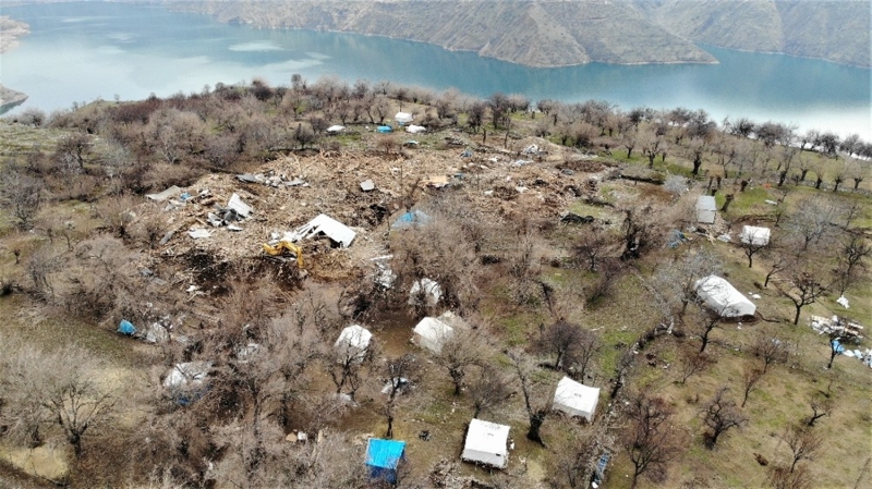 Yaanan deprem sonras evi yklan ve istei zerine arazisi ierisinde ‘rnek’ ev yaplan iki ocuk babas Ramazan Ernek de yeni evlerine kavumann mutluluu ierisinde olduklarn ve evlerinin gzel olduunu aktard.