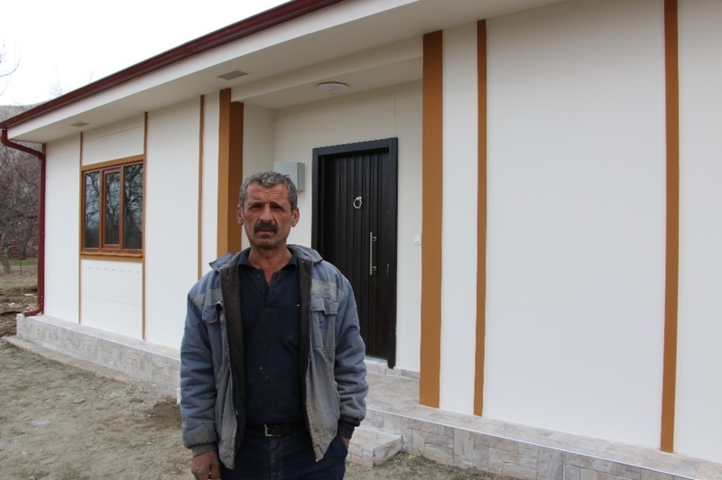 “Depremde evimiz zarar grd uan enkaz kaldrlyor. Onun iin bizlere de bir ev yaptlar. Allah raz olsun. rnek ev yaptlar ve gelip bakyorlar. Elaz ve Malatya’da bu evrede aklak 3 bin 500 civarnda byle rnek ev yaplmas planlanyor. nallah, en yakn zamanda madur olanlara da yaplr. Ben ahsm olarak evimizden memnunum, evimiz gzel. Yaklak 100 metrekare alan zerinde herhalde 2+1,  odas, mutfa ve banyosu var” dedi.