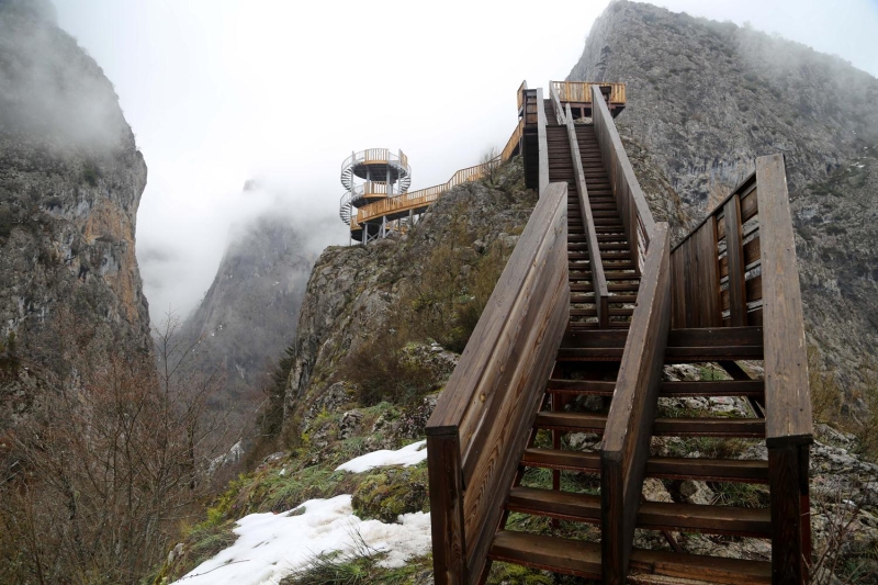 Yeni teras�n di�er teraslarla birle�erek b�lgeye �nemli de�er kataca��na i�aret eden Karadeniz, 'Valla Kanyonu �nemli ziyaret noktalar�ndan biri haline gelecek. P�narba�� ve Azdavay il�elerimizi kapsayan bu b�lge, son yat�r�mlarla cazibe noktas� haline geldi.' diye konu�tu.  