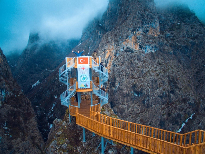 B�lgedeki kanyonlar�n da �nem ta��d���na i�aret eden Ba�yi�it, 'Valla Kanyonu'nun yer yer bin 200 metreye ula�an derinli�i var. Uzunlu�u 12 kilometre. Bu b�lgede daha �nceden bir seyir teras� yap�lm�� ama yetersizdi. �� katl� bu seyir teras�, alan�n tamam�n� g�recek �ekilde yap�ld�.' ifadelerini kulland�.  