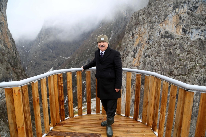 P�narba�� Belediye Ba�kan� �enol Ya�ar da il�enin do�a turizmi a��s�ndan kendini g�stermeye ba�lad���n� belirterek, '�l�emizde Ilgarini Ma�aras�, Il�ca �elalesi, Horma Kanyonu ve d�nyan�n ikinci en derin kanyonu olan Valla Kanyonu bulunuyor. Seyir teraslar�yla Valla Kanyonu daha da g�r�lebilir hale geldi. Bu g�zel teras i�in Milli Parklar B�lge M�d�rl���m�ze te�ekk�r ederiz.' diye konu�tu.  