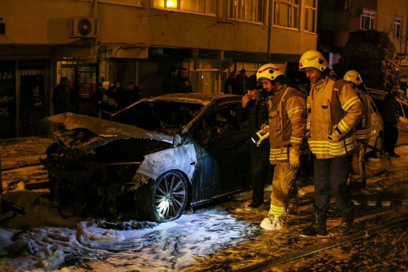 Ara�lar� �zerine yan�c� madde atarak ate�e veren ��pheliler ka�t�.