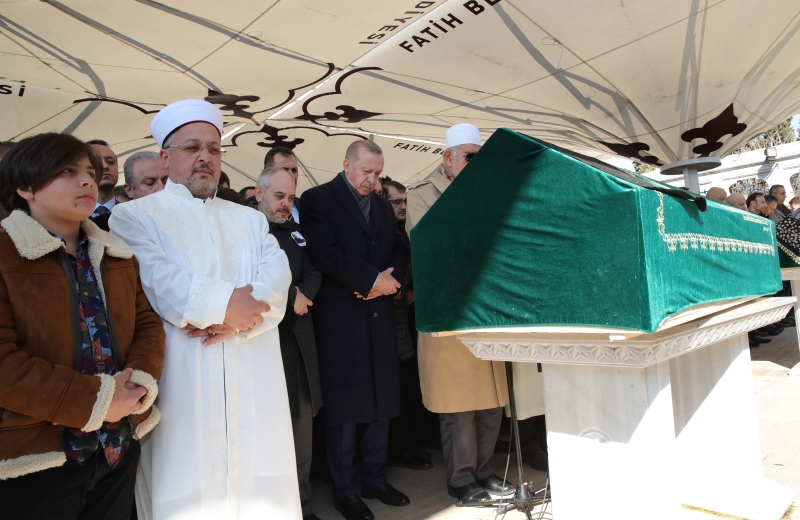 Aralarnda Ahmet zhan, Mazhar Alanson, Orhan Gencebay ve Hasan Kaan'n bulunduu sanat dnyasndan isimler de cenaze namaznda hazr bulundu.  