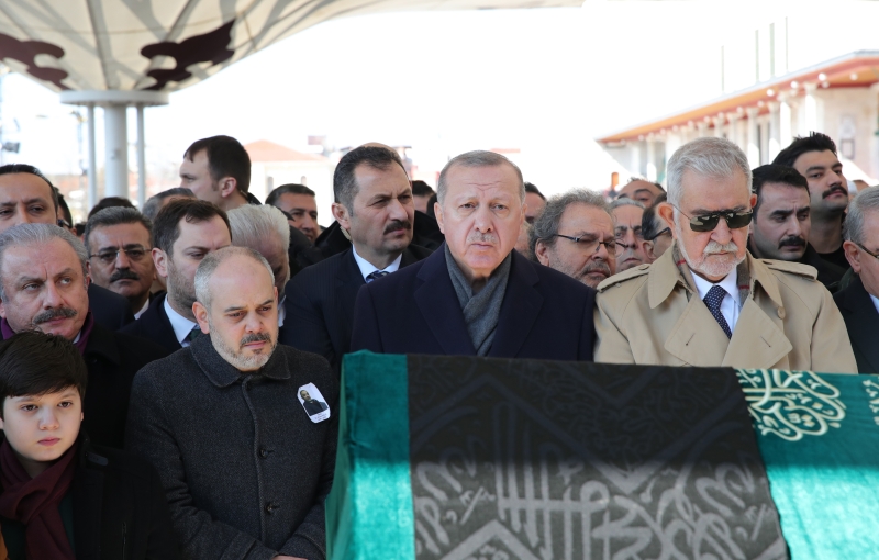 Bir dnem Galatasaray Kulbnde yneticilik yapan Sinan Kl'n cenazesinde spor dnyasndan da ok sayda isim yer ald.  