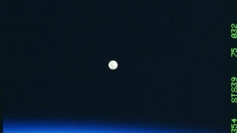   Byttm ve otomatik odaklanmaya baladm ve harika bir ey buldum. Fotorafn sa alt kesinde siyah imek UFO vard. Daha nce bu ekilde bir UFO grmedim. Ve yine de, orada, NASA'nn web sitesinde yeryzndeki gn batm bulutlarnn stnde duruyordu. 