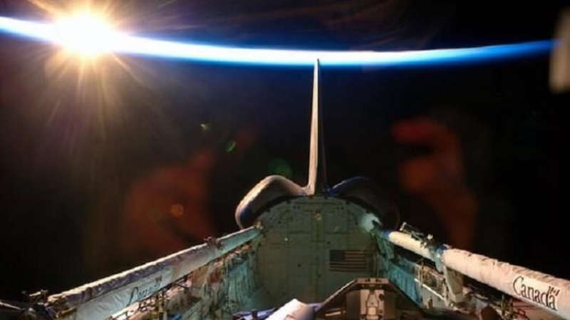   Bu, dnyay izleyen akll uzayllarn varlnn yzde 100 kantdr. Astronotlar muhtemelen fotoraf ektiklerinde UFO'yu bile grmediler. UFO, Gney Amerika'nn 138 mil (222km) yrngesinde duruyor.' ifadelerine deindi. Grsellerden grdmz kadaryla, bir cisim olduu doru, fakat UFO olup olmad hakknda resmi bir aklama yaplmad. 