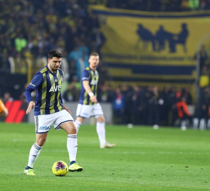 Belhanda'n�n g�rd��� k�rm�z� kart i�in: Pozisyona bakt�m. Deniz T�r�� oraya gitmese, Belhanda'ya da muhtemelen k�rm�z� kart g�stermeyecekti. Mesela Ersun Yanal'� k�rm�z� ile att�ktan sonra Fatih Terim'e sar� kart verdi. Halil Umut Meler ile ilgili problem bu.