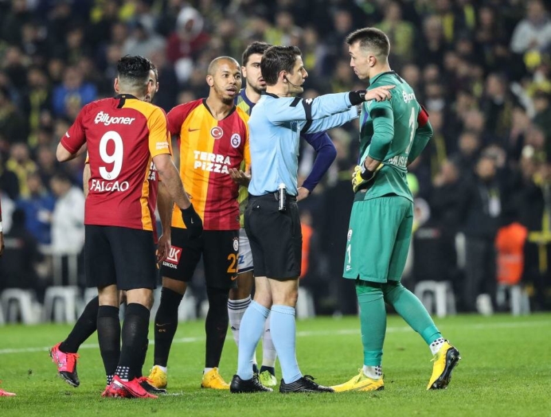 Elle oynamada oyuncunun harekete devam edip edemeyece�ine g�re karar verilebilir ama temasl� m�dahalelerde b�yle olmaz. �ki pozisyon aras�nda birinde darbe var, di�erinde yok. �kisine de vermese bir �ey demezdim. �ki pozisyona da penalt� verilmesi bence en k�t� tercihtir.