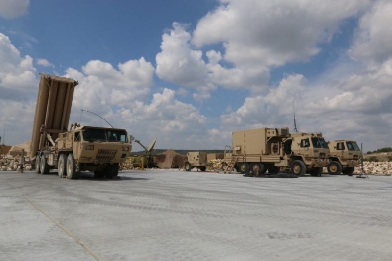 400 km apnda bir alan koruyan THAAD’n en byk avantajlarndan biri, uydulardan, kara konulu dev erken uyar radarlarna, AEGIS gemilerinden C2BMC dediimiz komuta kontrol merkezlerine kadar tm BMD (balistik fze savunmas) sistemi ile iletiim ve entegrasyon ierisinde olmas. 