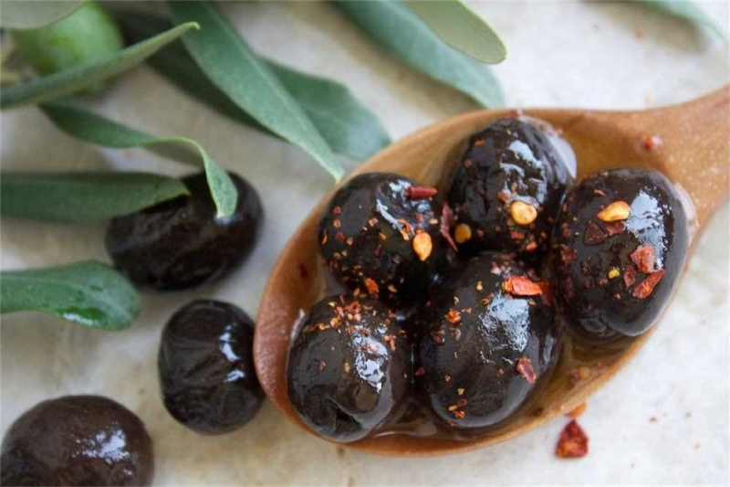  Zeytin tketimi ok fazla olan insanlar, zeytinin ierisi sayesinde, aslnda az miktarda kalori alm olurlar. Bu sayede ok daha az kilo alrlar. Kan testleri, seratonin miktarlarnn yksek olmasnn, tokluk hissi vererek doygunluu saladn kantlamlardr. 