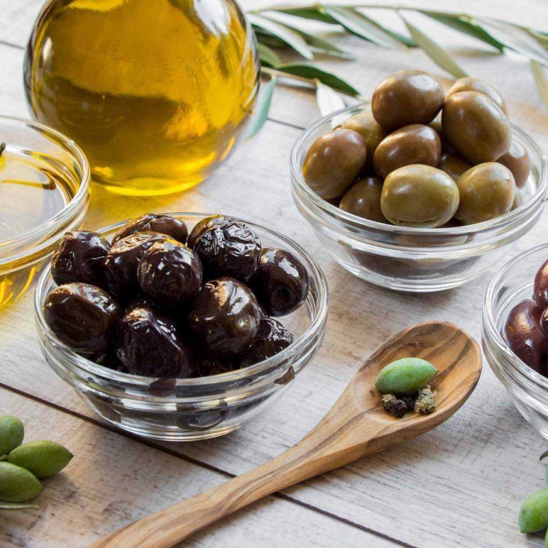  Yaplan aratrmalar, zeytinin ierisindeki E vitaminin cildimizi ultra viyole nlara kar koruduunu ortaya karmtr. Bu sayede cildimiz erken yalanmadan ve cilt kanserinden de korunmu olur. 