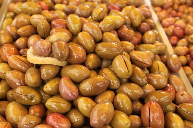 5- Zeytin Sindirim Sistemimize Faydaldr  Doymam yalarn ve E vitaminin sk sk tketimi, kolon kanserine yakalanma riskinin azalmas ile balantldr. Bu faydal ikili ise siyah zeytin ierisinde bolca bulunmaktadr. Bu maddeler, vcuttaki baz moleklleri etkisiz hale getirerek kolon kanseri oluumunu nlemektedirler. Ayrca zeytinyann koruyucu etkisi, lser ve gastrit gibi rahatszlklar karsnda da etkilidir. 