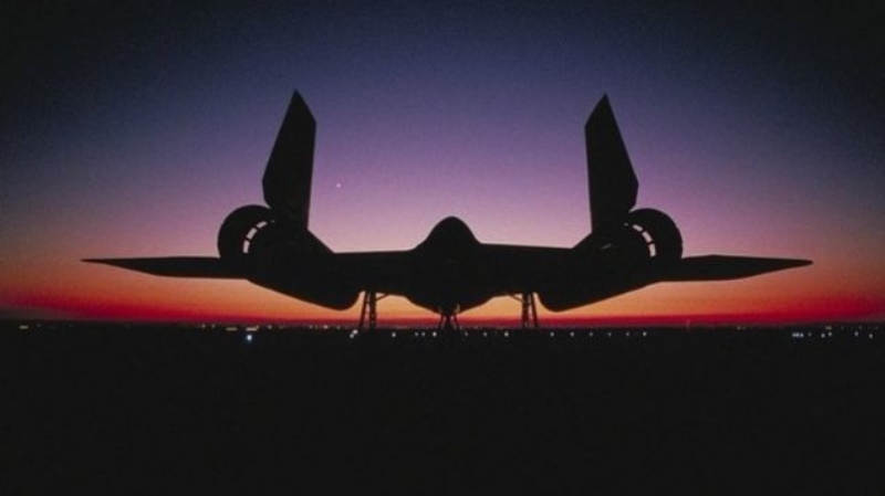 Spersonik hava akn kontrol etmek ve en iyi performans elde etmek ve spersonik hava aknn kompresre ulamasn engellerken en iyi performans elde etmek iin yavalatlan havay ynelendirmek iin kullanld.     