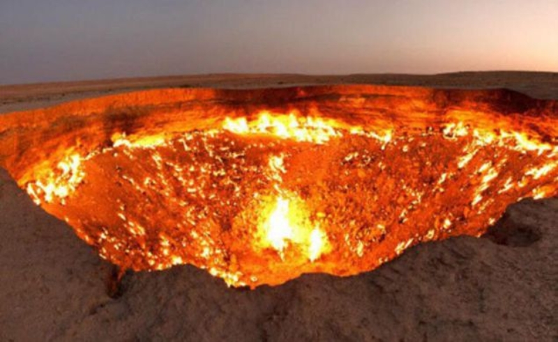 Korkutucu bir grntye sahip olan bu ukur aslnda yllar nce yaanan bir doalgaz patlamas sonucu meydana gelen yangndan ibaret. Yangn yarm yzyldr sndrlemiyor.   