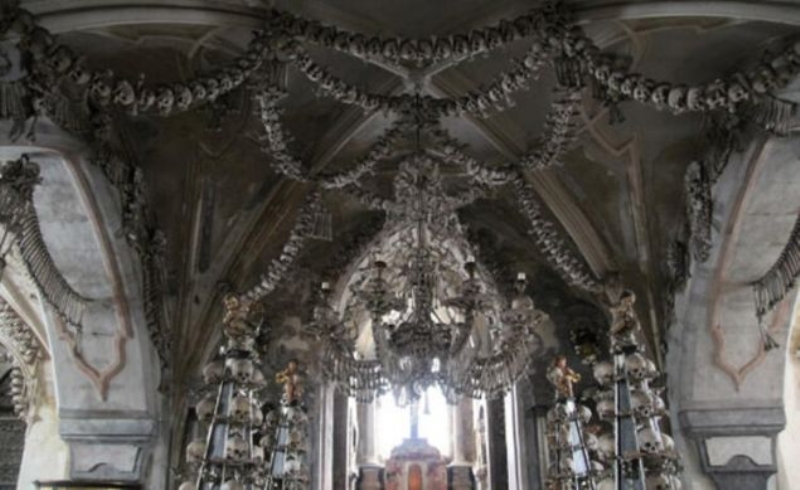  Kimi kemiklerin dekorasyon amacyla da kullanld kilise zellikle blgeye yabanc olan turistleri rktyor.  