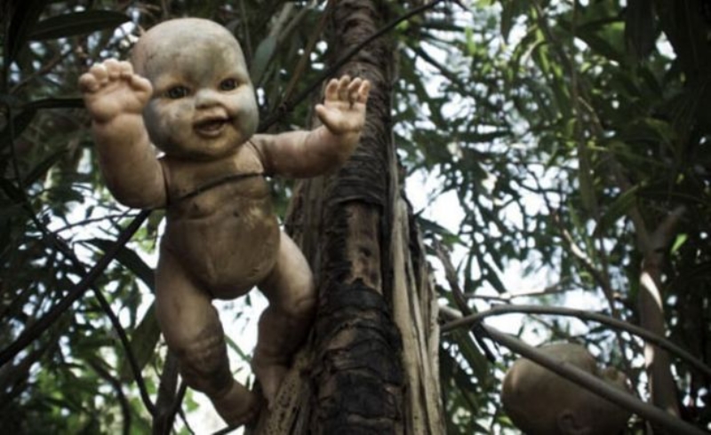 Julian Santana Barrera isimli Meksikal adam, kt ruhlar uzak tutmak iin tm aday pek de irin olmayan grnme sahip oyuncak bebeklerle donatm   