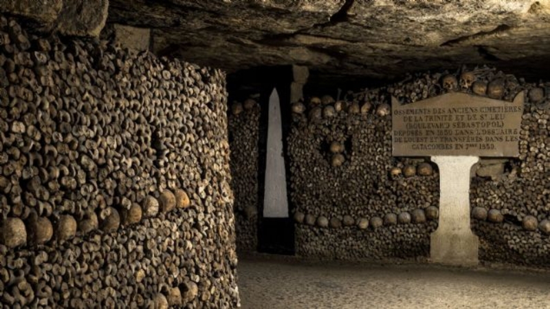 Catacombe, Paris   <br>  Paris'in merkezinde bulunan Catacombe, yz binlerce iskelete ev sahiplii yapyor.   