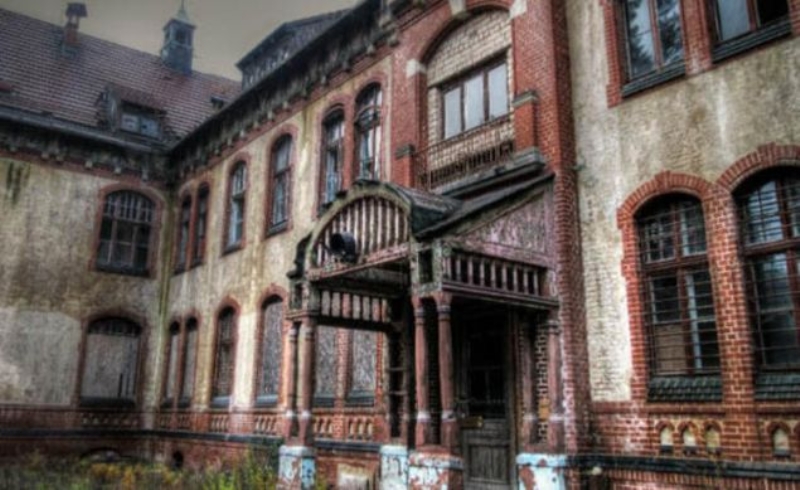  Beelitz Heilsttten Sanatoryumu, Almanya   <br>  Berlin'de bulunan bu sanatoryum uzun yllar amansz hastalklarla mcadele edenleri arlyordu.   