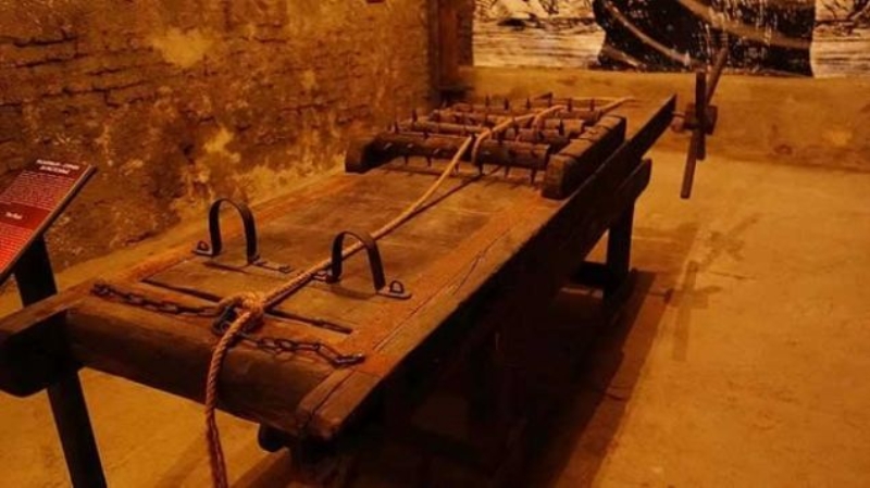 Mzede, engizisyon sanldayesi ve kafatas krc gibi ikence aletleri sergileniyor.   