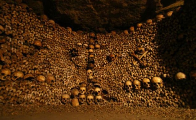  Kentteki mezarlklarn kaldrlmasndan sonra eski bir maden blgesinde toplanan yz binlerce iskelet, bugn bir mze!  