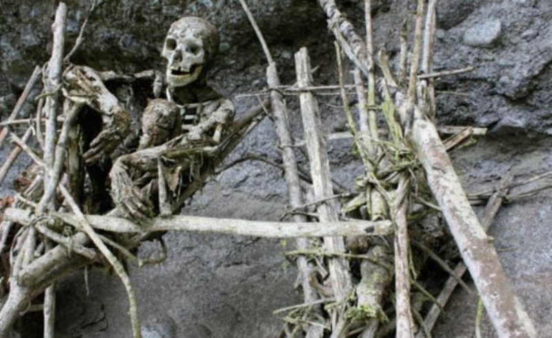  Kylerin biraz dnda gerekletirdikleri bu metotla llerini sk sk ziyarete giden Anga kabilesine mensup insanlar, byklerine sayglarn gstermi oluyor.  