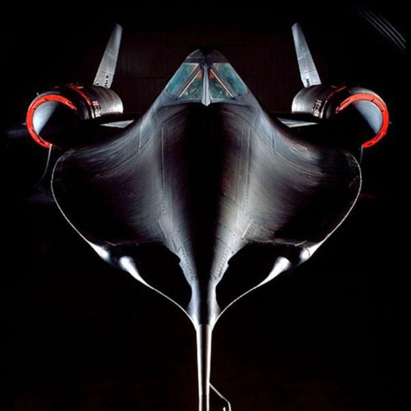 SR-71'in motor girileri hareketli konik bir sivri uca sahip. 