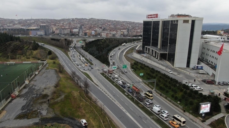 'SRCLER VE YOLCULAR MUTLAKA EMNYET KEMER TAKSIN' <br><br> 'Trafik kazalarn azaltmak iin srclere ncelikle emniyet kemerlerini muhakkak takmalarn sadece srclere deil yolculara da arka koltukta oturanlara da emniyet kemerlerini muhakkak takmalarn neriyoruz.' diyen Emre en,  'Seyir halinde ara kullanrken kesinlikle cep telefonuyla konumasnlar sadece bluetooth kulaklklar ya da aralarn bluetooth kitlerinden konuulabilir.  Ara cinslerine gre hz limitlerine uymalar gerekiyor nk hz limitleri bilimsel verilere gre hesaplanm verilerdir. Bunun yannda kesinlikle alkoll ara kullanlmamas gerekiyor. nk alkol, dikkati ve refleksleri son derece ara kullanrken zayflatan bir etmen olarak karmza kyor.' dedi.