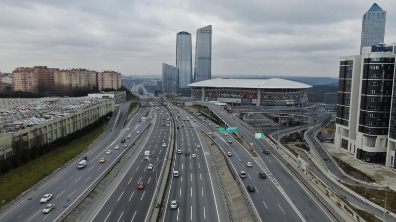 EN FAZLA CEZA AIRI HIZ NEDENYLE KESLD <br><br> te yandan 2019 yl iinde stanbullulara en fazla ceza, ar hz nedeniyle kesildi. Trafik Denetleme ube Mdrl ekipleri tarafndan yaplan almalarda geen yl 1 milyon 325 bin 772 srcye ar hz yapt iin trafik cezas kesildi. Emniyet Kemeri takmayan 322 bin 492 srcye, sr esnasnda cep telefonuyla konuan 210 bin 713 srcye, krmz k ihlali yapan 129 bin 375 srcye, emniyet eridini ihlal eden 70 bin 946 srcye, yayalara ncelik vermeyen 12 bin 158 srcye de ceza yad.