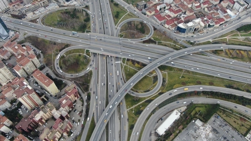 'stanbul Emniyet Mdrl olarak trafik kazas olan her yeri GPRS cihaz ile koordinatlar alp haritalanma sistemi zerinde haritalyoruz.  Kazalarn yakn blgede fazla sayda olduu noktalar 'kaza scak noktas' olarak belirliyoruz. 100 metre apnda birden fazla kaza olduysa oras 'kaza scak noktas' bizim iin. Bu kaza scak noktalarn tespit ettikten sonra kaza raporu tutan ekibin haricinde uzman bir ekibimiz teker teker bu kaza scak noktalarna gidiyor ve buradaki durumu tespit ediyor. 'Orada neden kaza oldu?' diye aratryoruz. Kaza yolla alakal m, hz limitlerinden mi kaynaklanyor ya da srclerin srekli ihlal ettii bir kural m var ondan m kaynaklanyor bunu tespit ediyoruz. nk bir noktada birden fazla kaza olmas normal bir ey deil. Bu tespitlerimize gre yol yapm bakm iaretleriyle ilgili bir durum varsa ilgili kurumlara belediyeye karayollarna bununla ilgili yaplmas gereken tavsiyelerimizi yazyoruz.'