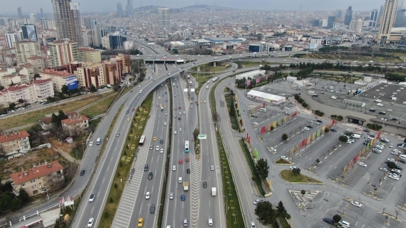 'Son yllarda stanbul'daki kazalara bakacak olursak 2017 ylnda stanbul’da 177 adet lml trafik kazas meydana gelmi 2018 de bu say 123’e dm. 2019 ise 109’a dm. 2016 ylndan 2019 ylna kadar lml kaza orannda yzde 60.56  bir azalma sz konusu.  Gelimi devletlerin standartlarna yaklayoruz. Hedefimiz 0  kaza.  2019 yl iinde stanbul l emniyet mdrl olarak 'Trafik kazalarnn azaltlmasnda en baarl il 'dl olarak teekkr belgesi aldk. almalarmz etkin ekilde devam edecek.'