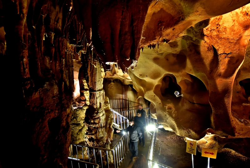 Her y�l �ok say�da yerli ve yabanc� turisti a��rlamaya ba�layan ma�ara, etkileyici atmosferi ile ziyaret�ilerine g�rsel ��len sunuyor.