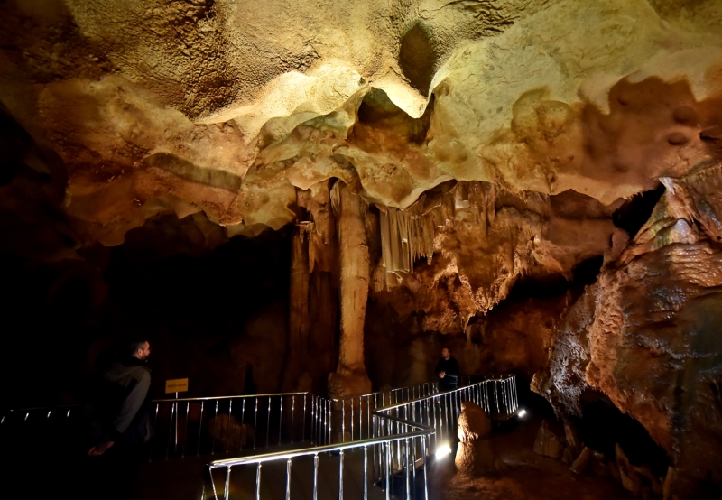 Birbirini ba�layan galerilerin yer ald��� ma�arada, sark�t, dikit, s�tun duvar, �rt� ve perde damla ta�lar, ayk�r� olu�umlar ve ma�ara incilerinin etkileyici �rnekleri yer al�yor.  