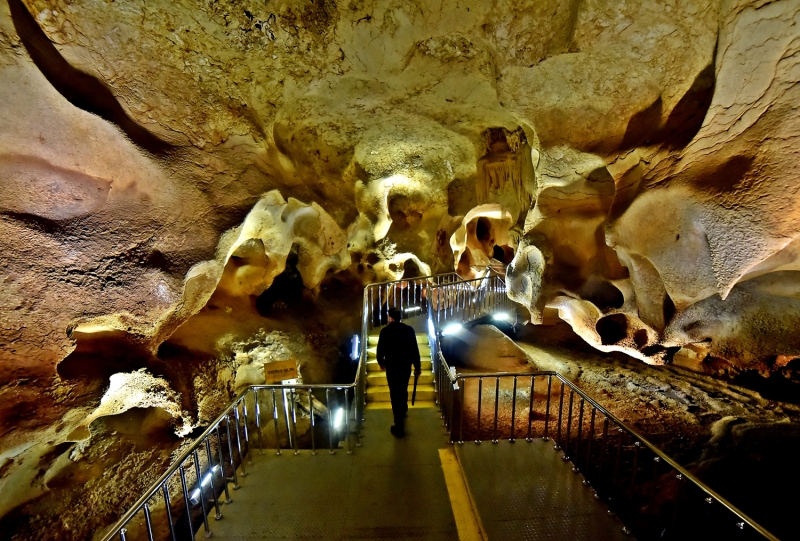 'Yedi Uyurlar Ma�aras�' olarak bilinen Ashab-� Kehf Ma�aras�'n�n da hemen yak�nlar�nda yer alan ma�arada, putlara tapmay� reddederek d�nemin h�k�mdar�ndan ka�an 7 gencin ad�n� ta��yan galeriler de bulunuyor.  