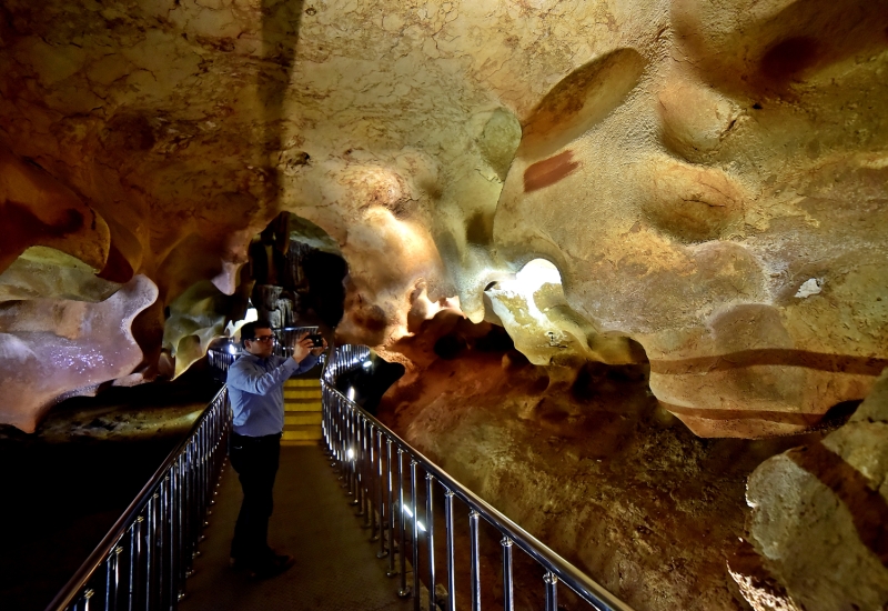 Tarsus Belediye Ba�kan� Haluk Bozdo�an, AA muhabirine yapt��� a��klamada, ma�aran�n 2019 y�l�nda 80 bin yerli ve yabanc� turisti a��rlad���n� s�yledi. Ma�aran�n son y�llarda ziyaret�i say�s�n� katlad���na i�aret eden Bozdo�an, '�n�m�zdeki s�re�lerde turist say�s�n�n en az 150 bine ��kmas�n� bekliyoruz. Ma�aran�n yap�s� insan� b�y�l�yor. Bu kente gelen herkes bunu s�yl�yor. Bunu da turizm a��s�ndan �ok iyi bir �ekilde de�erlendirmeyi hedefliyoruz. Bunu sadece belediye olarak de�il, kurumlarla i�birli�i halinde yap�yoruz.' dedi.  