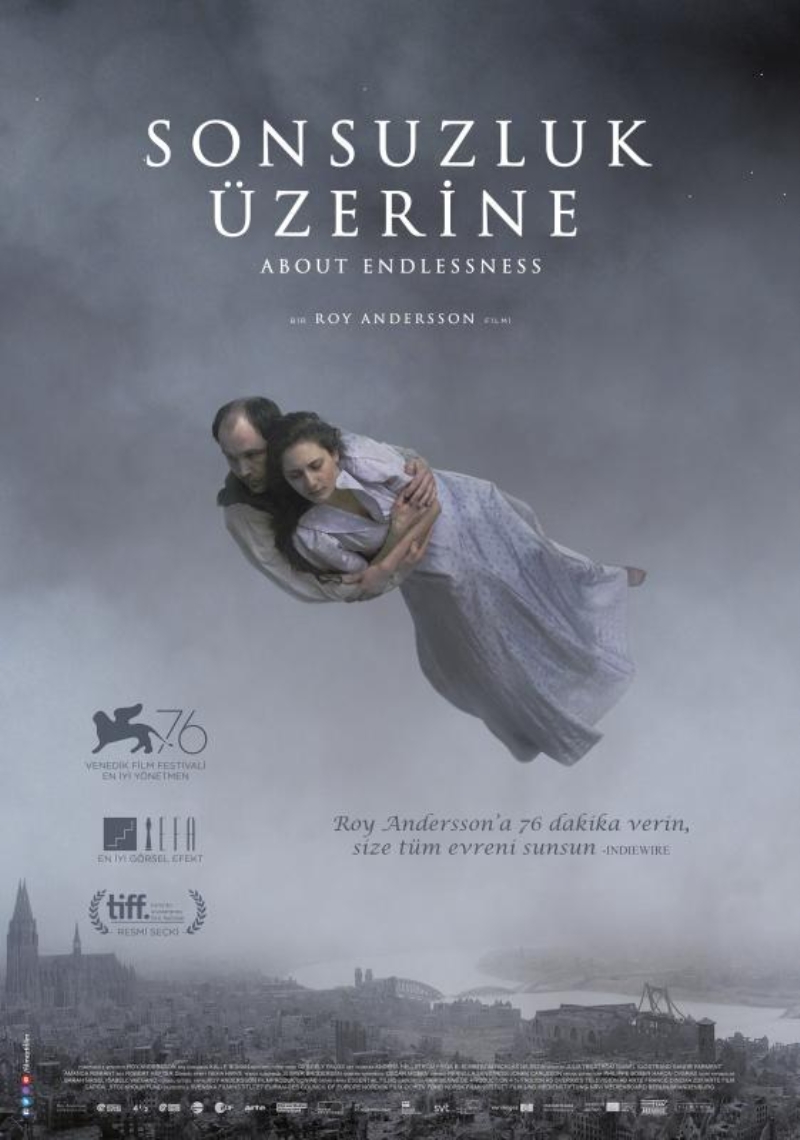 - 'Sonsuzluk Üzerine'  Usta sinemac Roy Andersson'un yeni filmi 'Sonsuzluk Üzerine'; hayatn hem hayallerde grlebilecek kadar gzel hem de bir o kadar acmasz tarafn anlatyor.  Roy Andersson'un Binbir Gece Masallar'nn anlatcs ehrazad'n yk anlatmndan ilham alarak ektii film, seyirciyi insanln varolu yksnde rya gibi bir gezintiye karmay amalyor.  Dram arlkl sve, Almanya ve Norve ortak yapmn barollerinde Bengt Bergius, Anja Broms, Tatiana Delaunay, Jan-Eje Ferling ve Lotta Forsberg gibi isimler yer alyor.