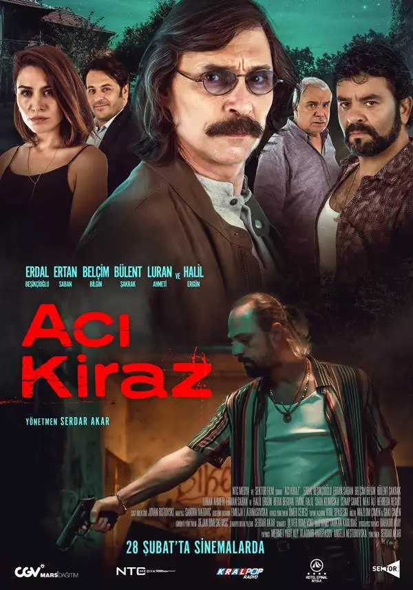 - 'Ac Kiraz'  Serdar Akar'n ynettii 'Ac Kiraz', birbirinden farkl zorlu hayatlarn bir noktada kesitii bir hikayeyi odana alyor.  Film, kiraz yetitiricisi yal bir iftiyi, grtlana kadar borca batm sahtekar bir nakliyeciyi, umuda yolculuklarnda ihanete urayan gmenleri ve lsemi hastas ocuunu kurtarmak iin rpnan bir babann hikayesini anlatyor.  Erdal Beikiolu, Belim Bilgin, Ertan Saban, Blent akrak, Luran Ahmeti ve Halil Ergn'n barollerinde yer ald filmin senaryosu Oliver Romevski imzas tayor.