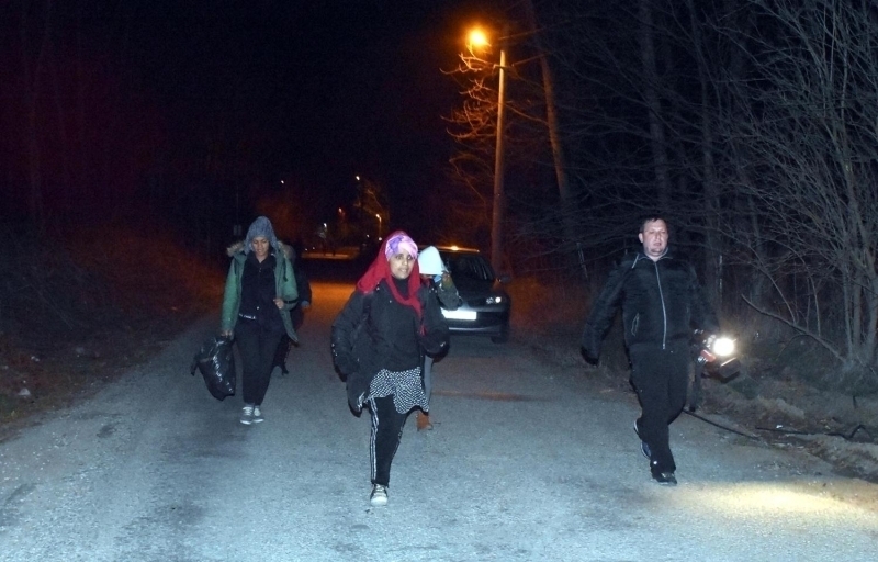 Mula'nn Bodrum ilesinde adalara gemek isteyen dzensiz gmenlerin yanlarnda lastik bot getirdikleri de grld.