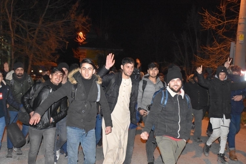 eitli blgelerden hareket eden gmenler, Dikili ilesindeki sahil blgesine geldi. 