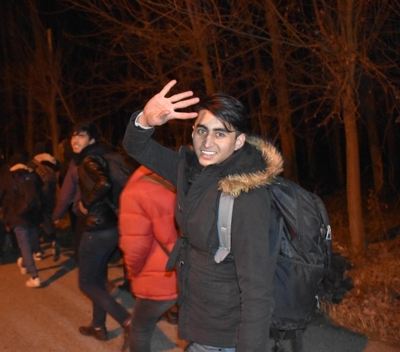 Ajansa konuan ayn yetkili son gelimeler nda sahil gvenlik gleri ile dier snr polislerinin gei yapmaya alan snmaclara mdahale etmeyeceini syledi.