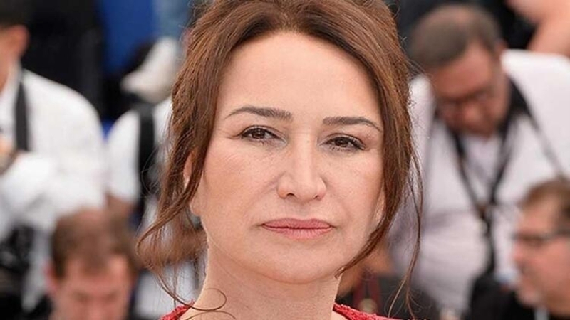 Demet Akba� ise bayrak foto�raf�yla birlikte �u payla��mda bulundu:  '�dlib b�lgesinde ger�ekle�en hain sald�r�da �ehit olan kahraman askerlerimize Allah'tan rahmet, ailelerine, yak�nlar�na ve milletimize ba� sa�l���, yaral� askerlerimize acil �ifalar dilerim.'