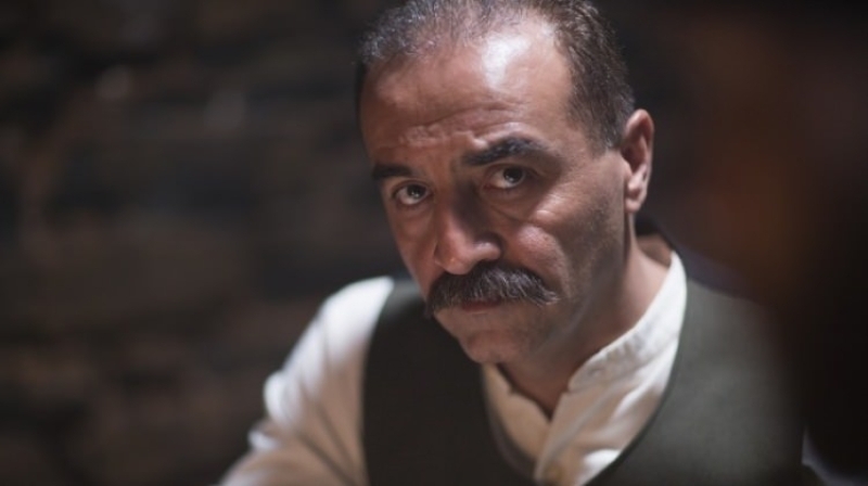 Oyuncu, y�netmen Y�lmaz Erdo�an, bayrak foto�raf�yla birlikte 'Kahraman �ehitlerimize Allah'tan rahmet, yaral�lar�m�za acil �ifalar, ac�l� ailelerimize g�� ve sab�r diliyorum. Hepimizin ba�� sa� olsun.'